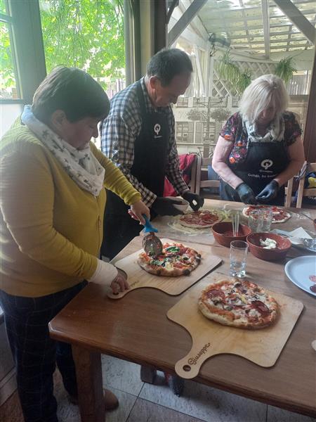 Beneficjenci Fundacji Heros uczą się przyrządzać pizzę, tiramisu i focaccię na warsztatach kulinarnych w restauracji giuseppe w Lublinie. Poznaj smak prawdziwej włoskiej pizzy podczas warsztatów kulinarnych w Lublinie. Projekt „Droga do samodzielności III” wspierany przez PFRON. Sprawdź szczegóły!