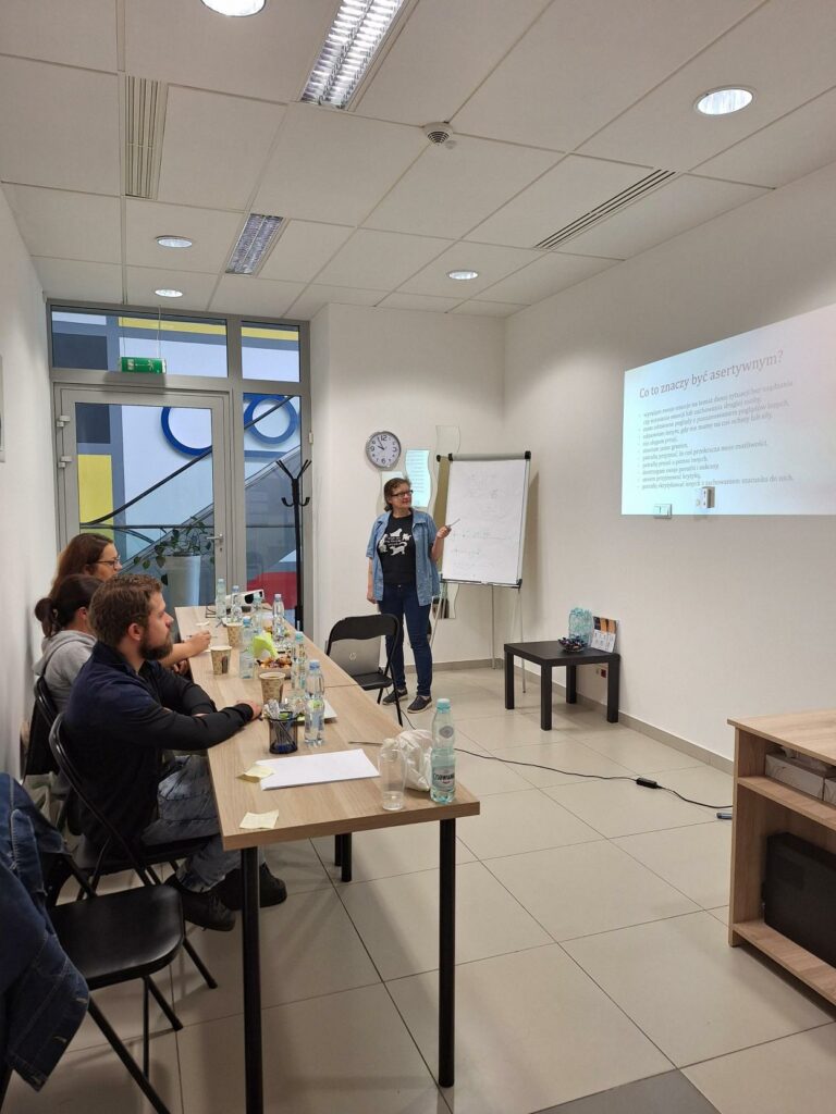 W dniach 22, 23, 24 i 28 maja 2025 roku w oddziale Fundacji Heros w Siedlcach odbyły się czterodniowe warsztaty poświęcone pisaniu CV i przygotowaniu do procesu rekrutacyjnego.