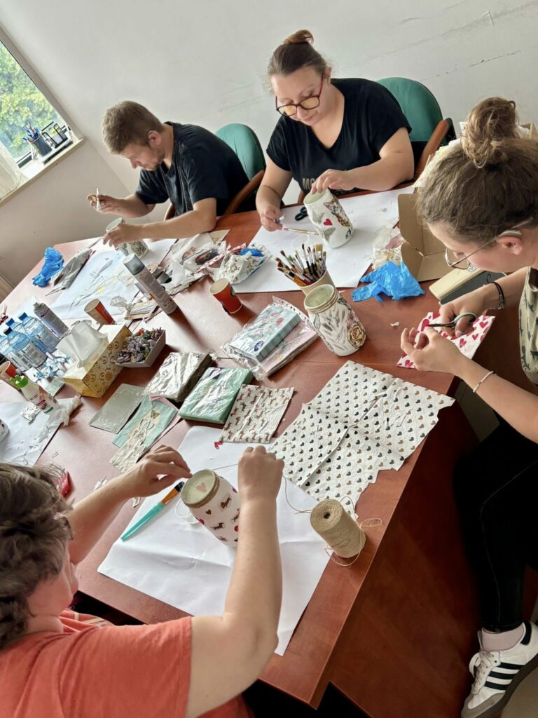 KREATYWNA MOC W FUNDACJI HEROS – DECOUPAGE PEŁEN KOLORÓW I ENERGII!