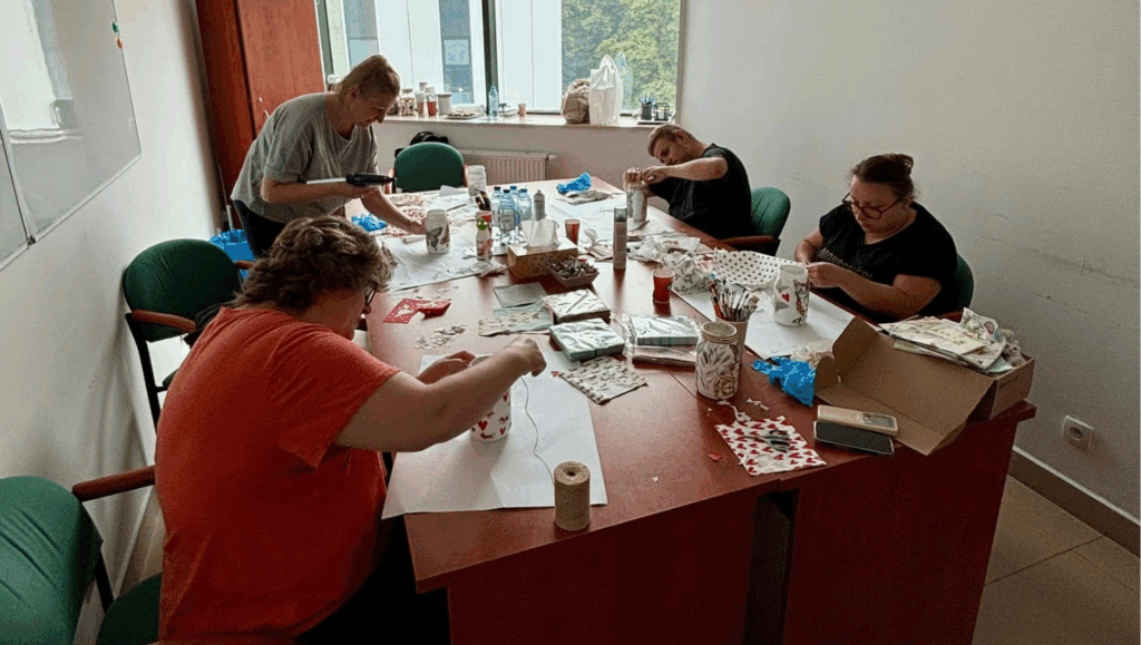KREATYWNA MOC W FUNDACJI HEROS – DECOUPAGE PEŁEN KOLORÓW I ENERGII!