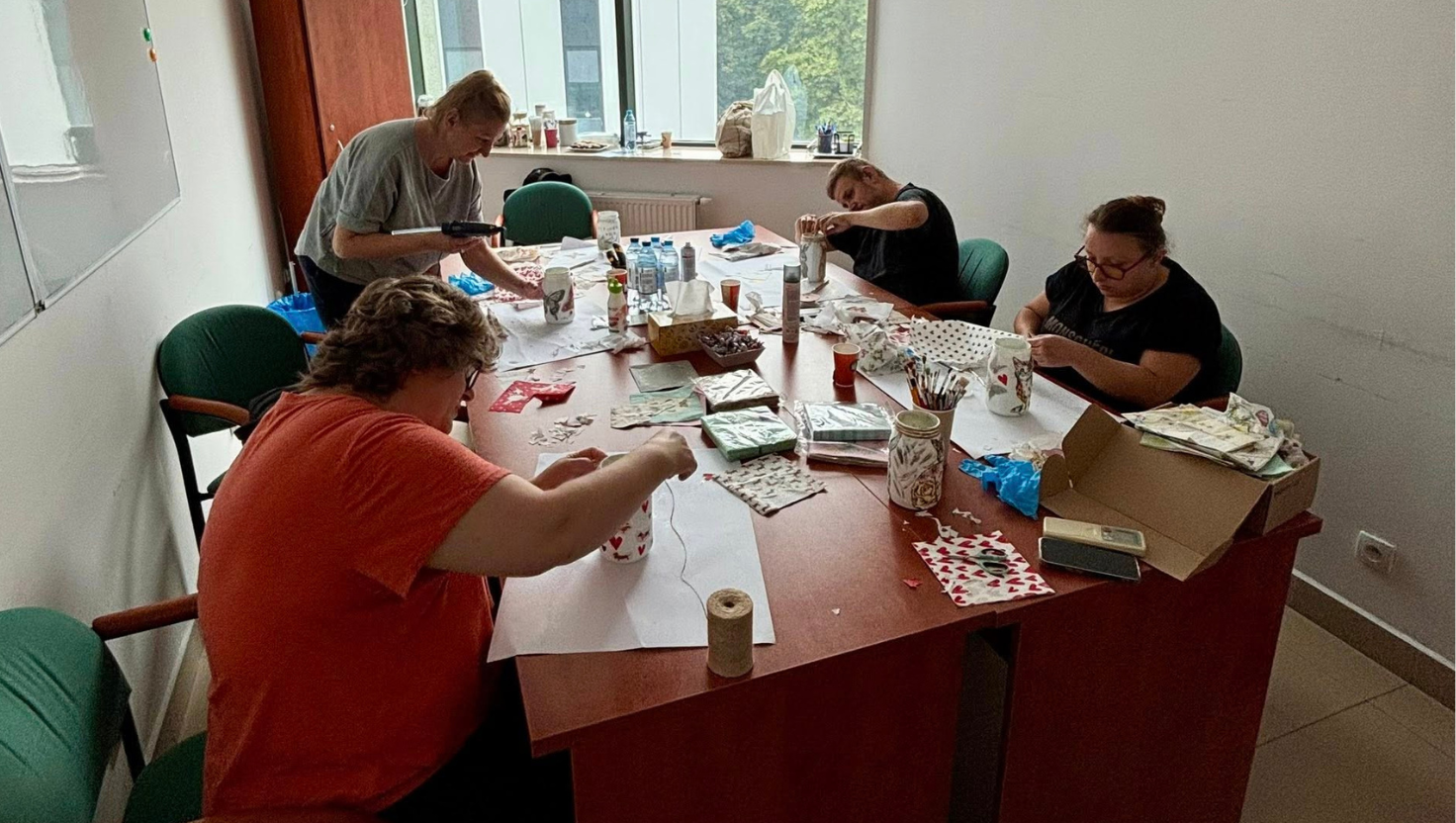 KREATYWNA MOC W FUNDACJI HEROS – DECOUPAGE PEŁEN KOLORÓW I ENERGII!